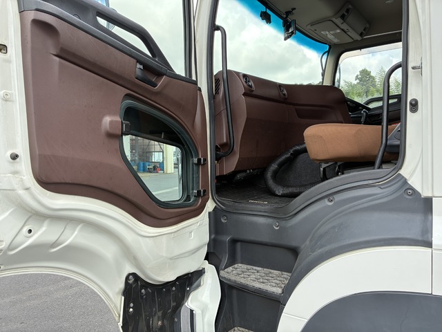 中古 【1,705万円】日野 冷凍バン 大型 H30年 2DG-FW1AHGの内装