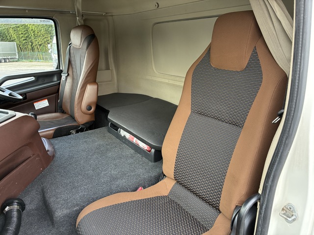 中古 【1,705万円】日野 冷凍バン 大型 H30年 2DG-FW1AHGの内装