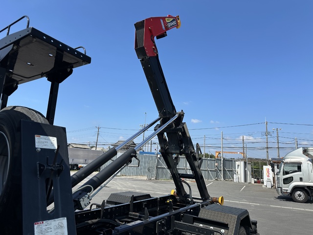 中古 【880万円】いすゞ アームロール 4トン(中型) R3年 2RG-FRR90S2の内装