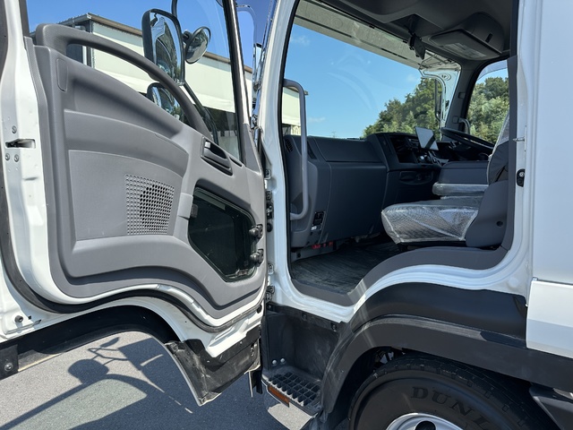 中古 【880万円】いすゞ アームロール 4トン(中型) R3年 2RG-FRR90S2の内装