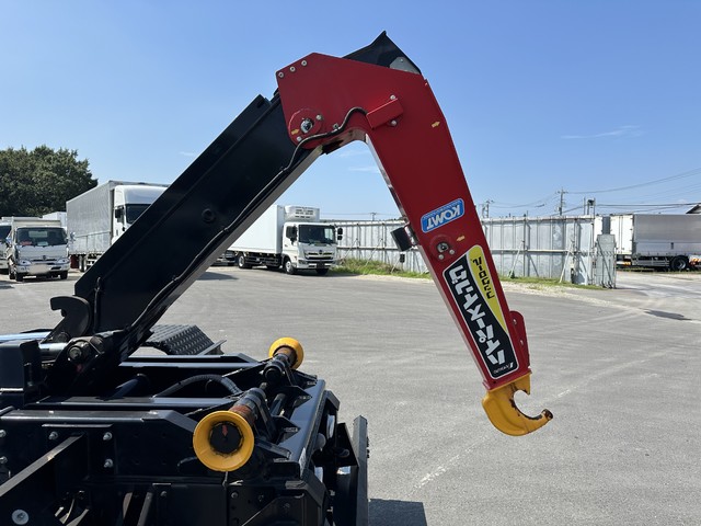 中古 【880万円】いすゞ アームロール 4トン(中型) R3年 2RG-FRR90S2の内装