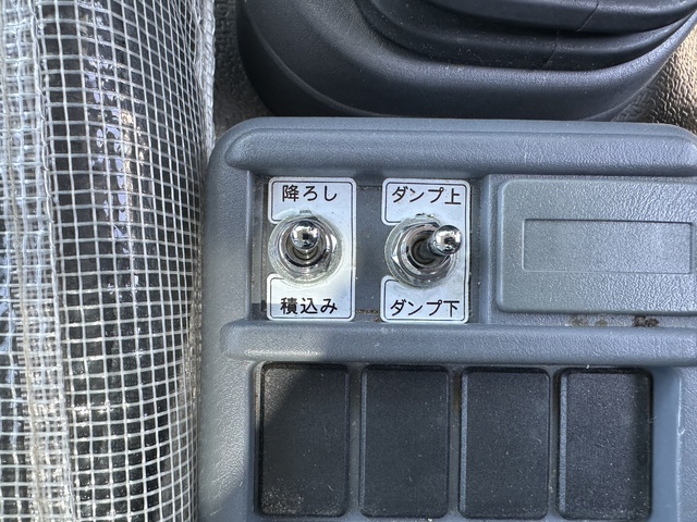中古 【880万円】いすゞ アームロール 4トン(中型) R3年 2RG-FRR90S2の内装