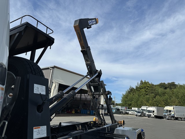 中古 【880万円】三菱ふそう アームロール 4トン(中型) R3年 2KG-FK62Fの内装