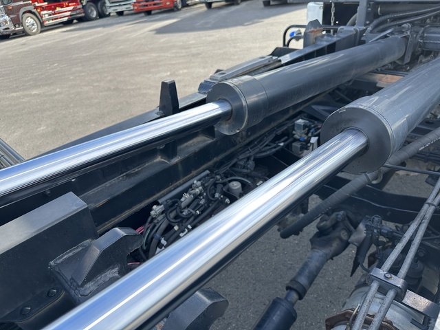 中古 【880万円】三菱ふそう アームロール 4トン(中型) R3年 2KG-FK62Fの内装