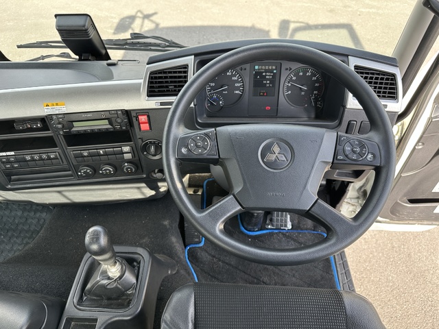 中古 【880万円】三菱ふそう アームロール 4トン(中型) R3年 2KG-FK62Fの内装
