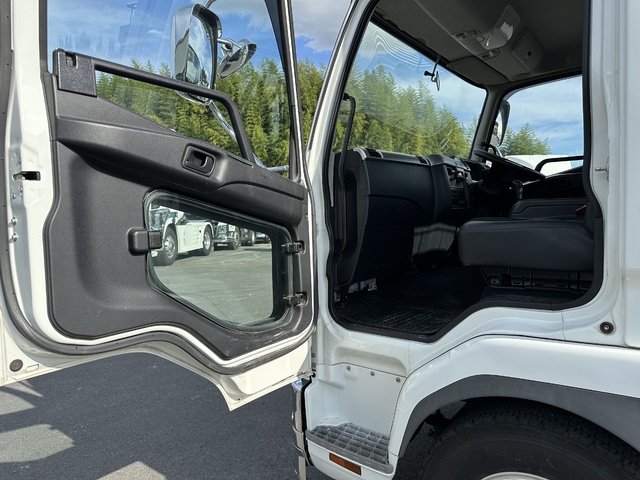 中古 【880万円】三菱ふそう アームロール 4トン(中型) R3年 2KG-FK62Fの内装