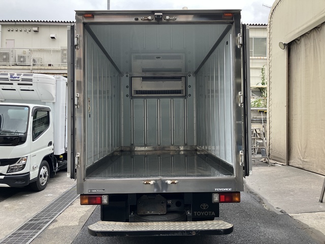 中古  冷凍バン 2トン(小型) R1年 TKG-XZC605の内装