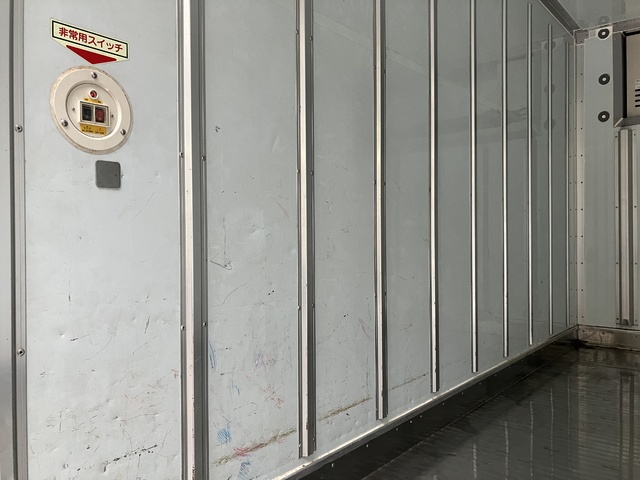 中古  冷凍バン 2トン(小型) R1年 TKG-XZC605の内装