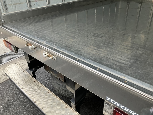 中古  冷凍バン 2トン(小型) R1年 TKG-XZC605の内装