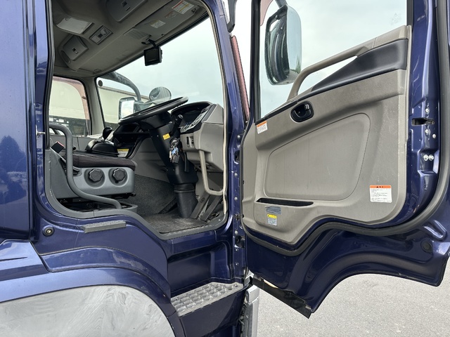 中古 【297万円】三菱ふそう バン 大型 H27年 QPG-FS64VZの内装