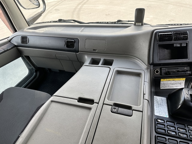 中古 【297万円】三菱ふそう バン 大型 H27年 QPG-FS64VZの内装