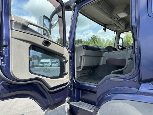 中古 【297万円】三菱ふそう バン 大型 H27年 QPG-FS64VZの内装