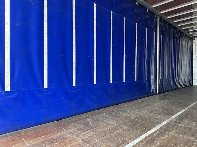 中古 【297万円】三菱ふそう バン 大型 H27年 QPG-FS64VZの内装