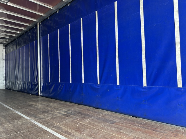 中古 【297万円】三菱ふそう バン 大型 H27年 QPG-FS64VZの内装