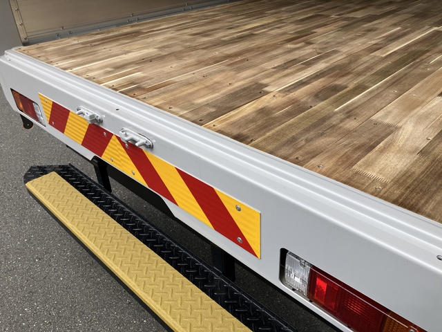 中古 【770万円】日野 ウイング 2トン(小型) R7年 2KG-XZU712Mの内装