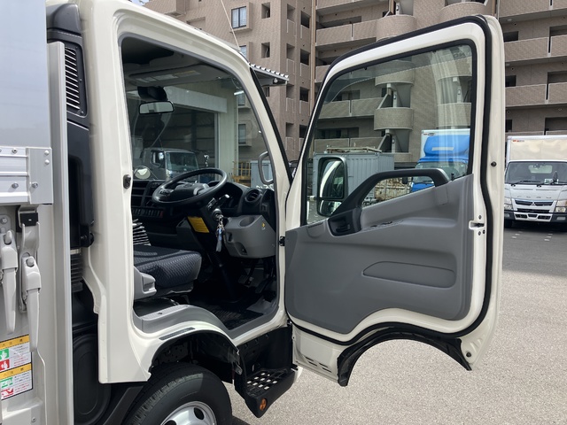 中古 【770万円】日野 ウイング 2トン(小型) R7年 2KG-XZU712Mの内装