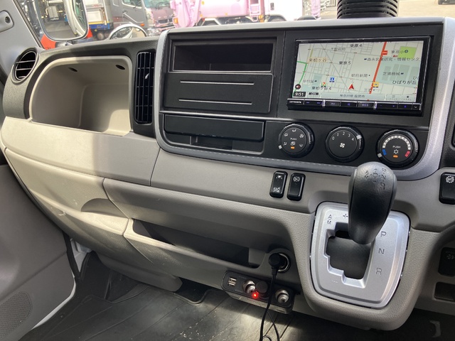 中古 【550万円】三菱ふそう バン 2トン(小型) R6年 2RG-FEAV0の内装