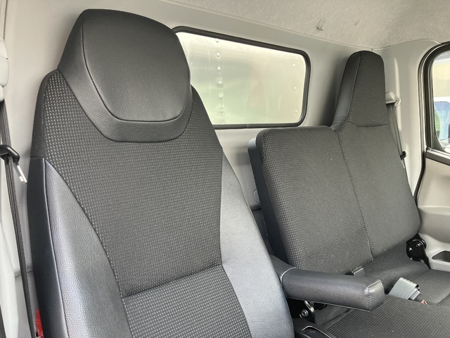 中古 【550万円】三菱ふそう バン 2トン(小型) R6年 2RG-FEAV0の内装