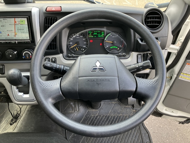 中古 【550万円】三菱ふそう バン 2トン(小型) R6年 2RG-FEAV0の内装