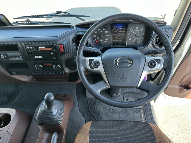 中古 【1,067万円】日野 ウイング 4トン(中型) R6年 2PG-FD2ABGの内装