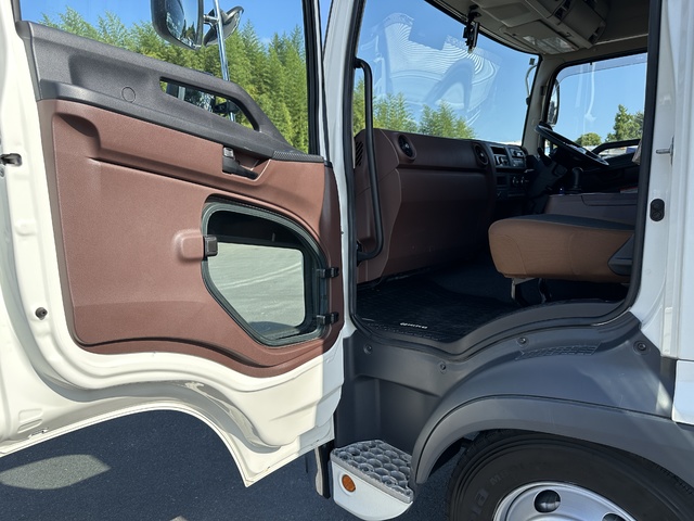 中古 【1,067万円】日野 ウイング 4トン(中型) R6年 2PG-FD2ABGの内装