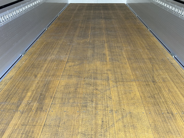中古 【1,067万円】日野 ウイング 4トン(中型) R6年 2PG-FD2ABGの内装