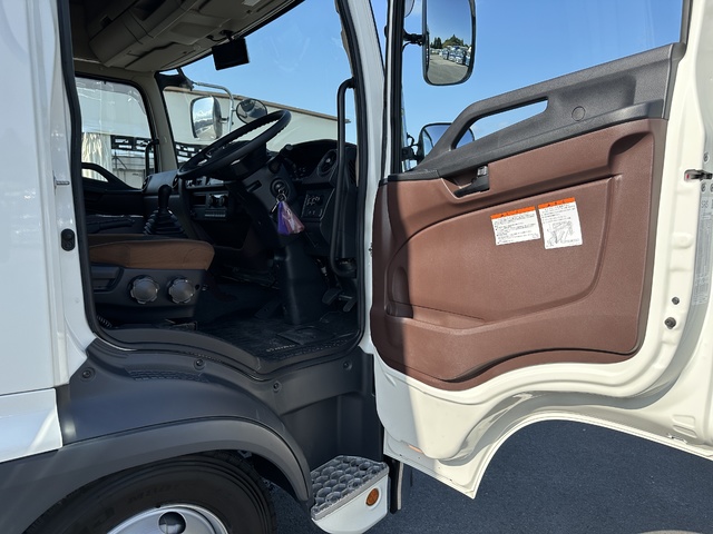 中古 【1,067万円】日野 ウイング 4トン(中型) R6年 2PG-FD2ABGの内装