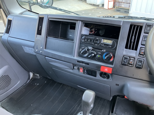 中古 【121万円】いすゞ バン 2トン(小型) H29年 TRG-NMR85ANの内装