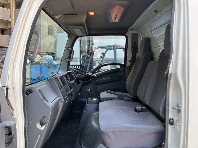 中古 【121万円】いすゞ バン 2トン(小型) H29年 TRG-NMR85ANの内装