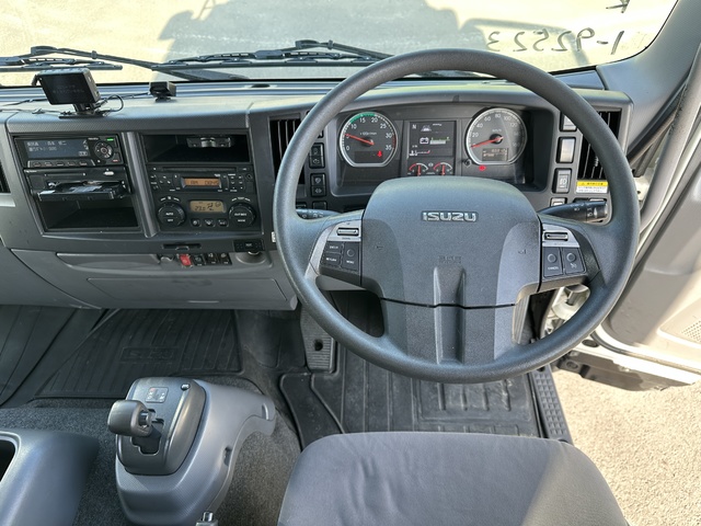 中古 【594万円】いすゞ ウイング 4トン(中型) H29年 TKG-FRR90S2の内装