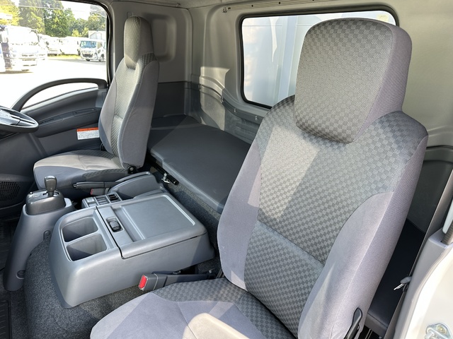 中古 【594万円】いすゞ ウイング 4トン(中型) H29年 TKG-FRR90S2の内装