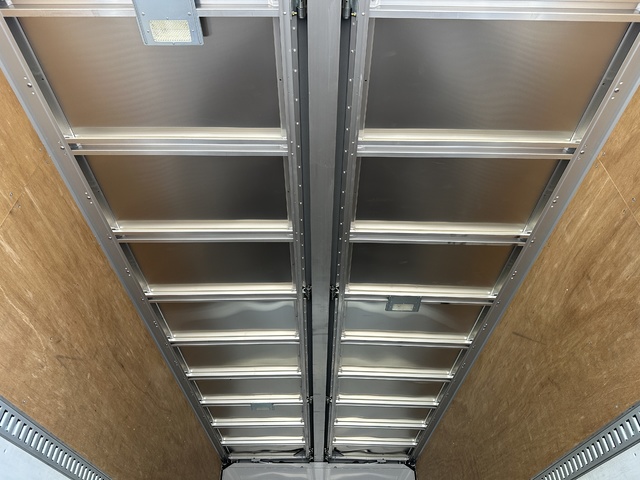 中古 【594万円】いすゞ ウイング 4トン(中型) H29年 TKG-FRR90S2の内装