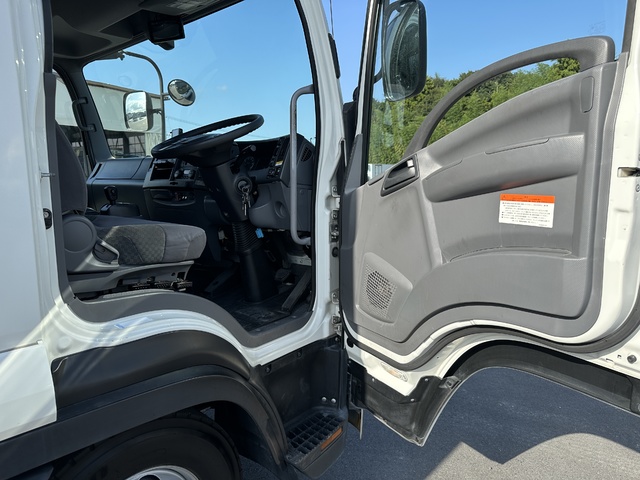 中古 【594万円】いすゞ ウイング 4トン(中型) H29年 TKG-FRR90S2の内装