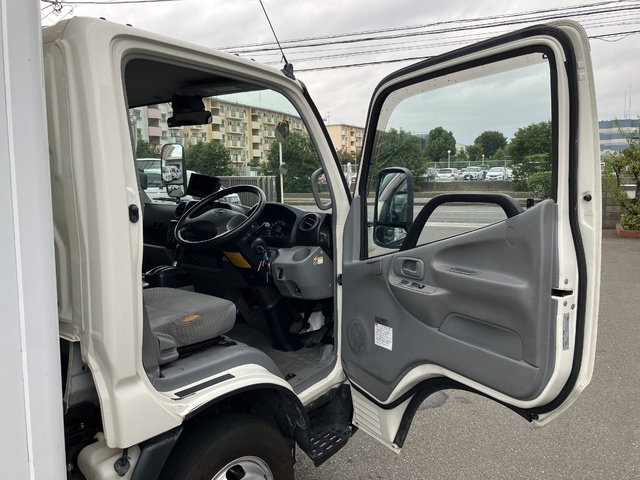 中古 【374万円】日野 冷凍バン 2トン(小型) H30年 TPG-XZC605Mの内装