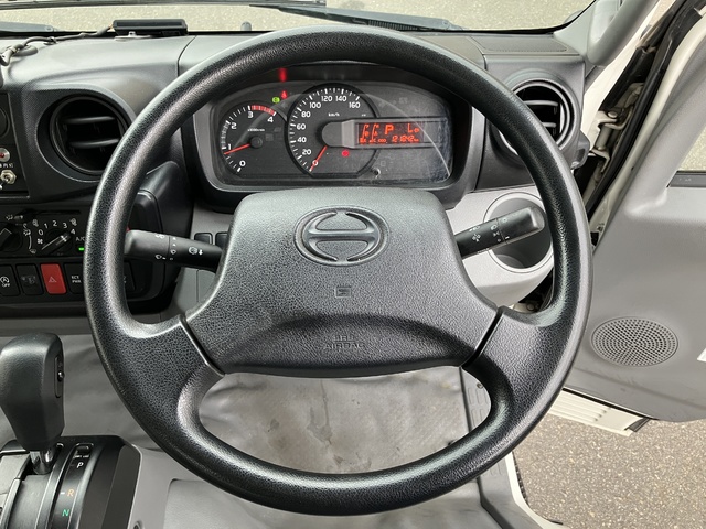 中古 【374万円】日野 冷凍バン 2トン(小型) H30年 TPG-XZC605Mの内装