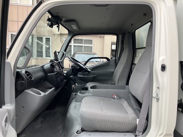 中古 【374万円】日野 冷凍バン 2トン(小型) H30年 TPG-XZC605Mの内装