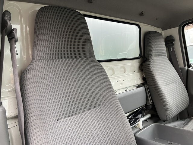 中古 【374万円】日野 冷凍バン 2トン(小型) H30年 TPG-XZC605Mの内装