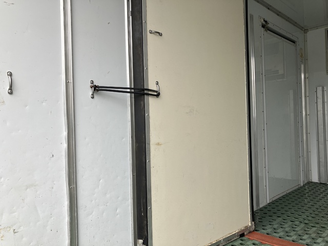 中古 【374万円】日野 冷凍バン 2トン(小型) H30年 TPG-XZC605Mの内装