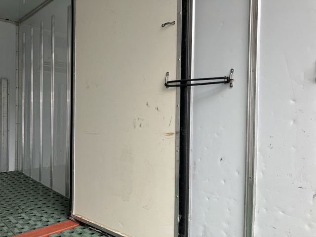 中古 【374万円】日野 冷凍バン 2トン(小型) H30年 TPG-XZC605Mの内装