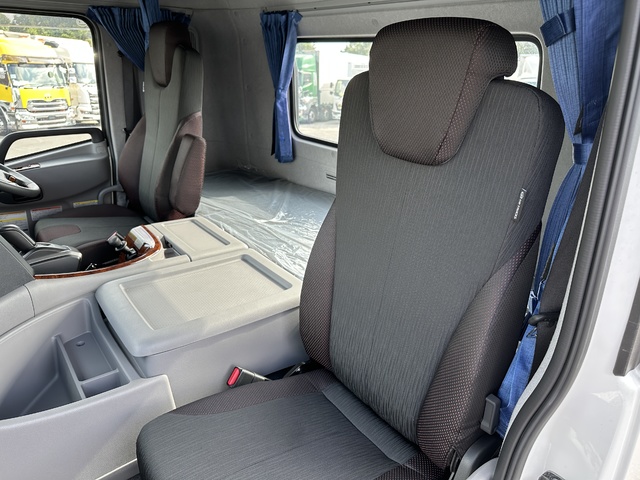 中古 【1,507万円】日産UD トレーラーヘッド (トラクターヘッド) 大型 R6年 2RG-GK5DABの内装