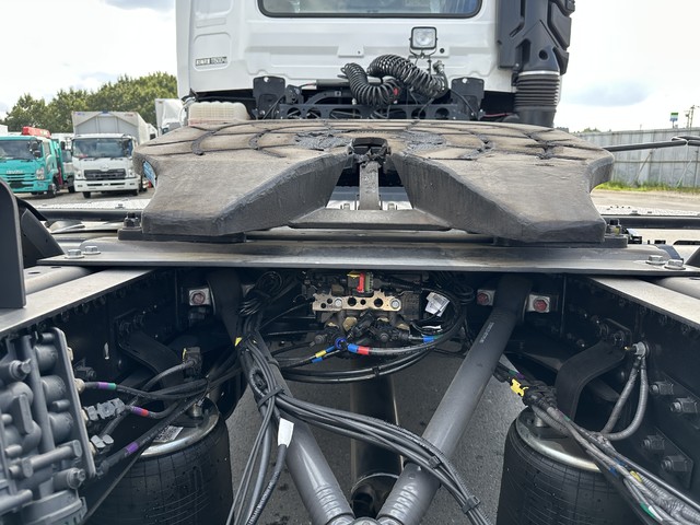 中古 【1,507万円】日産UD トレーラーヘッド (トラクターヘッド) 大型 R6年 2RG-GK5DABの内装