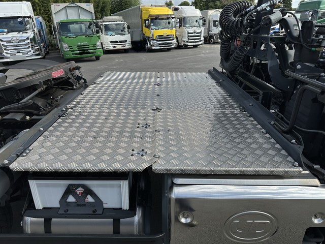 中古 【1,507万円】日産UD トレーラーヘッド (トラクターヘッド) 大型 R6年 2RG-GK5DABの内装