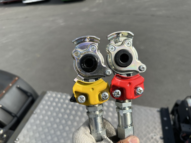 中古 【1,507万円】日産UD トレーラーヘッド (トラクターヘッド) 大型 R6年 2RG-GK5DABの内装