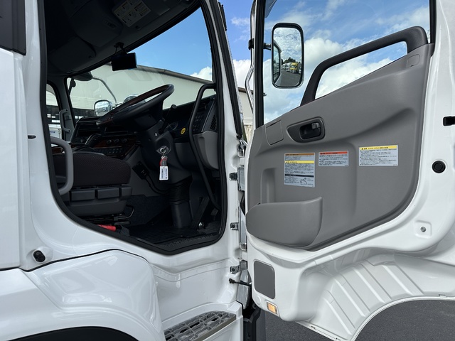 中古 【1,507万円】日産UD トレーラーヘッド (トラクターヘッド) 大型 R6年 2RG-GK5DABの内装
