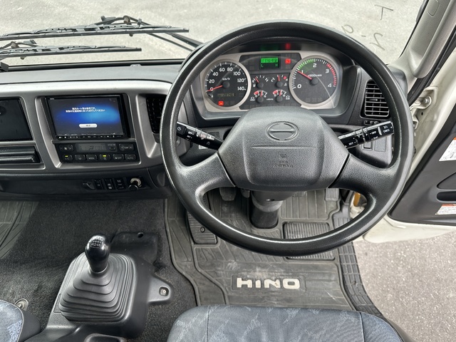 中古 【396万円】日野 バン 4トン(中型) H25年 TKG-FD7JLAGの内装