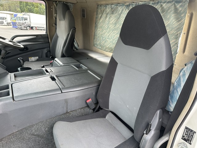中古 三菱ふそう トレーラーヘッド (トラクターヘッド) 大型 H29年 QPG-FP64VDRの内装