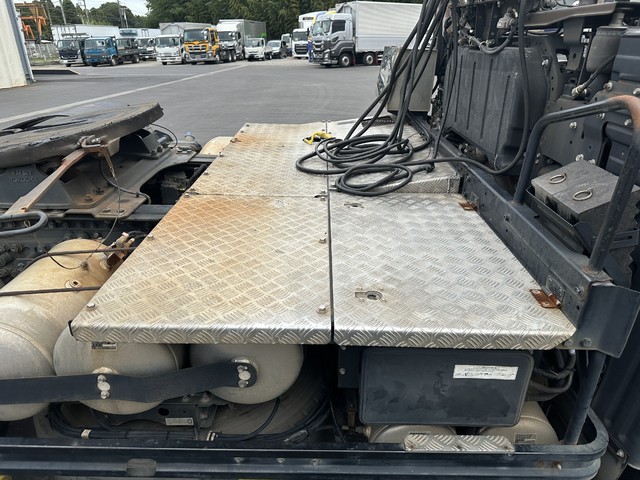 中古 三菱ふそう トレーラーヘッド (トラクターヘッド) 大型 H29年 QPG-FP64VDRの内装