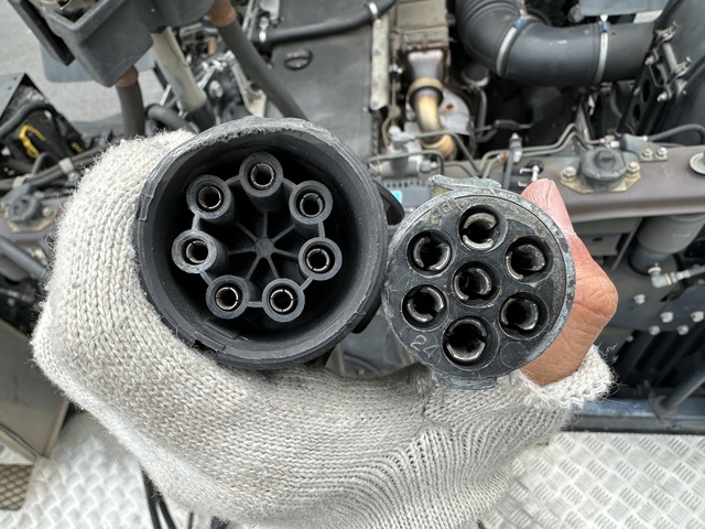 中古 三菱ふそう トレーラーヘッド (トラクターヘッド) 大型 H29年 QPG-FP64VDRの内装