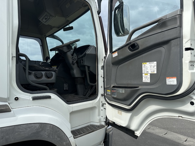 中古 三菱ふそう トレーラーヘッド (トラクターヘッド) 大型 H29年 QPG-FP64VDRの内装