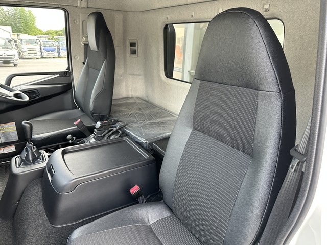 中古 【1,078万円】三菱ふそう ウイング 4トン(中型) R7年 2KG-FK65Fの内装